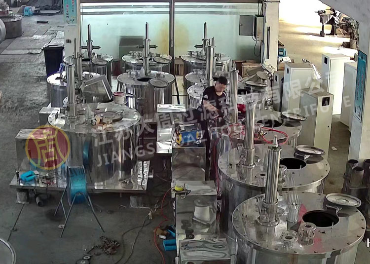 大周全自動刮刀離心機在化工和制藥行業(yè)的固液分離應用中具有顯著優(yōu)勢